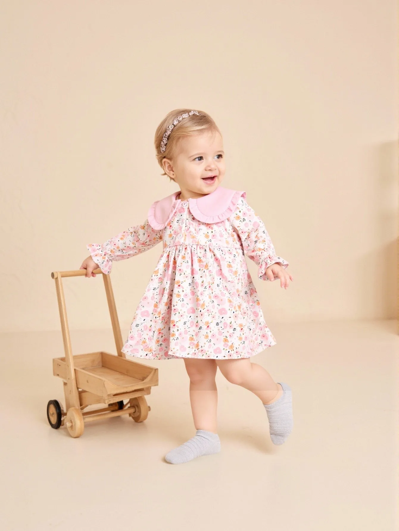 Modisches Kleid für Mädchen mit kleinen Blumenmuster-Drucken, Spitzenkragen und langen Ärmeln, ideal für Frühling und Herbst.