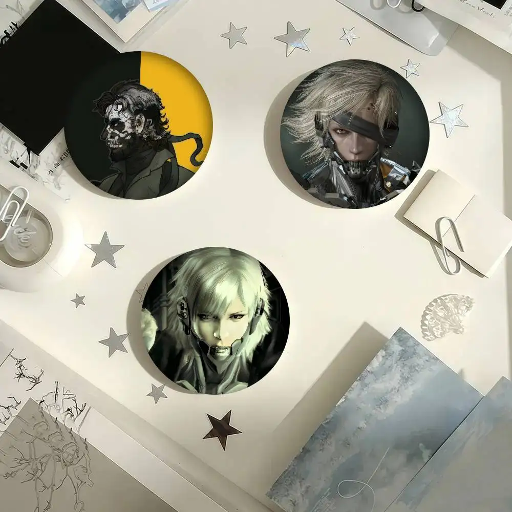 M-Metal Gear Solid Raiden Niedliche Serie Anstecknadeln Lustige Abzeichen Interessante Cartoon-Tier-Broschen Rucksack Kleidung Geschenk Accessoire
