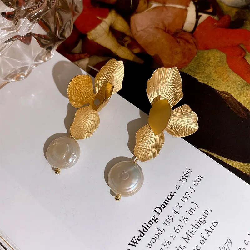 Elegant Natural Imitation Pearls Earrings For Women Vintage Golden Petals Flower Drop Earring Jewelry For Party Wedding K-