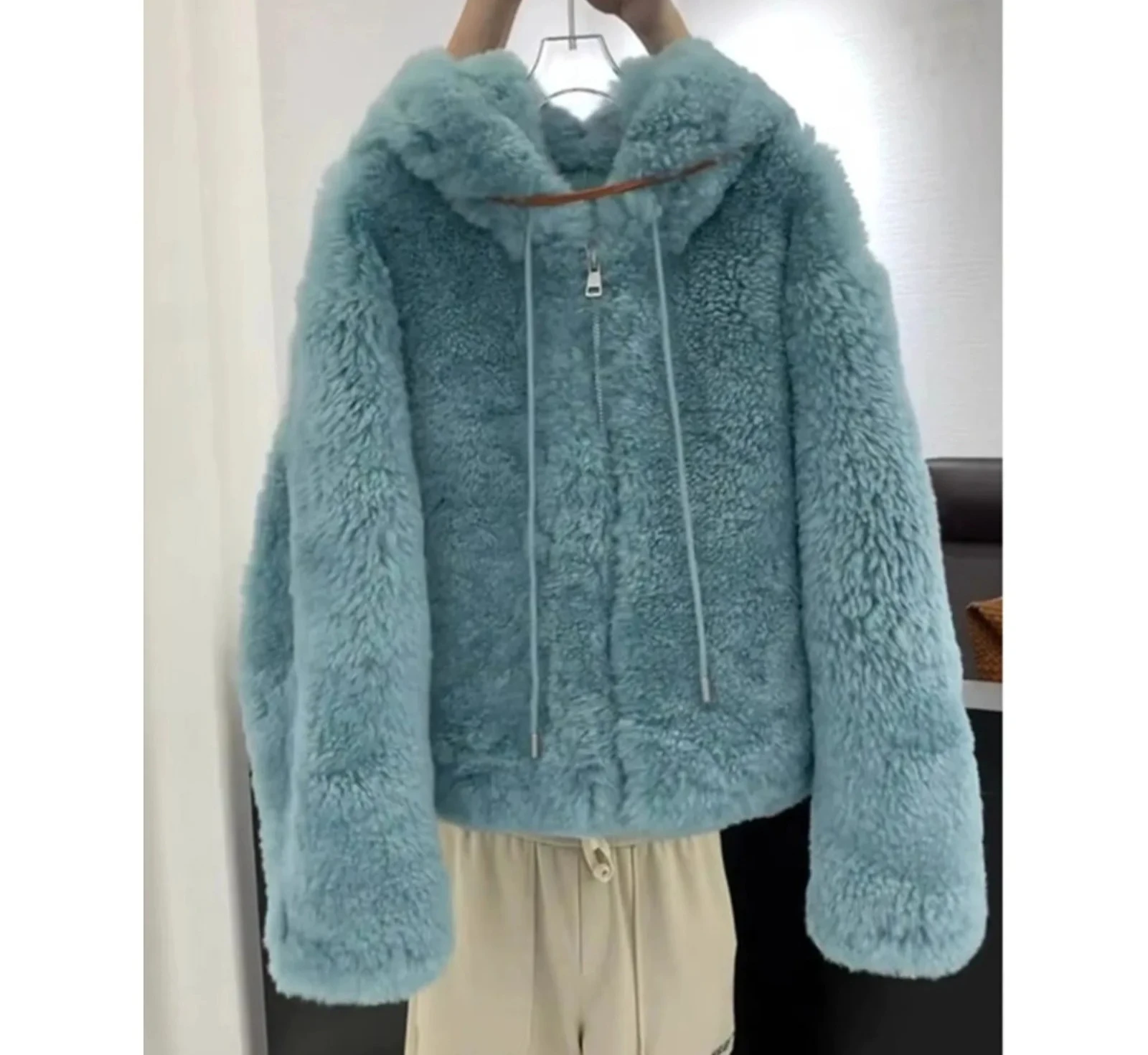 

Синяя короткая куртка из меха ягненка в корейском стиле с капюшоном и высокой талией, полиэфирная ткань