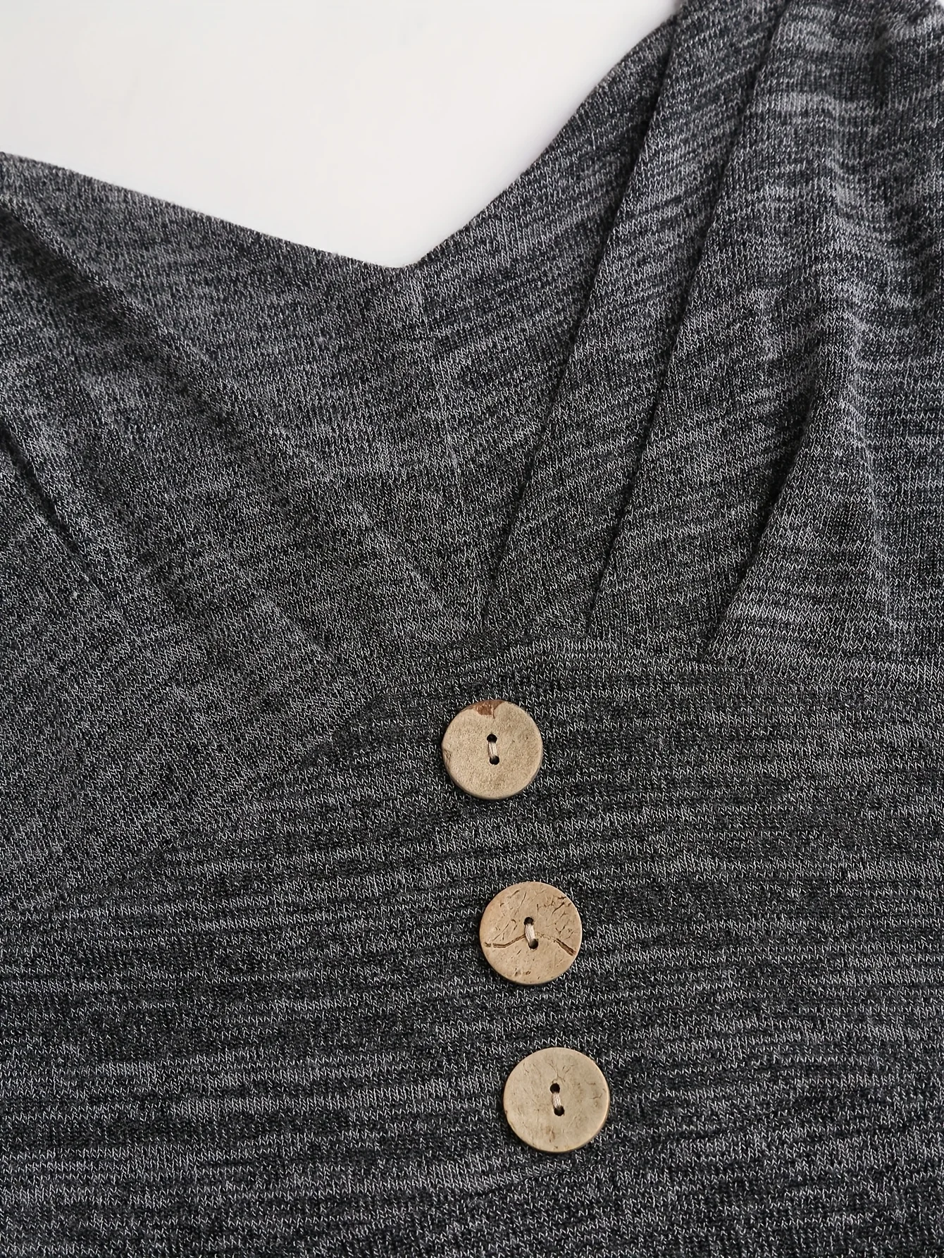 Un set due pezzi di comodo cardigan grigio scuro con un abito allacciato da donna