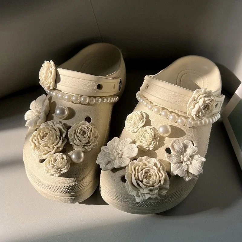 

Luxury Vintage Pearl Shoe Charms for Sandals Elegant Pearl Chain Sandals Accessories All-match Fashion Flower Clogs Decorations
