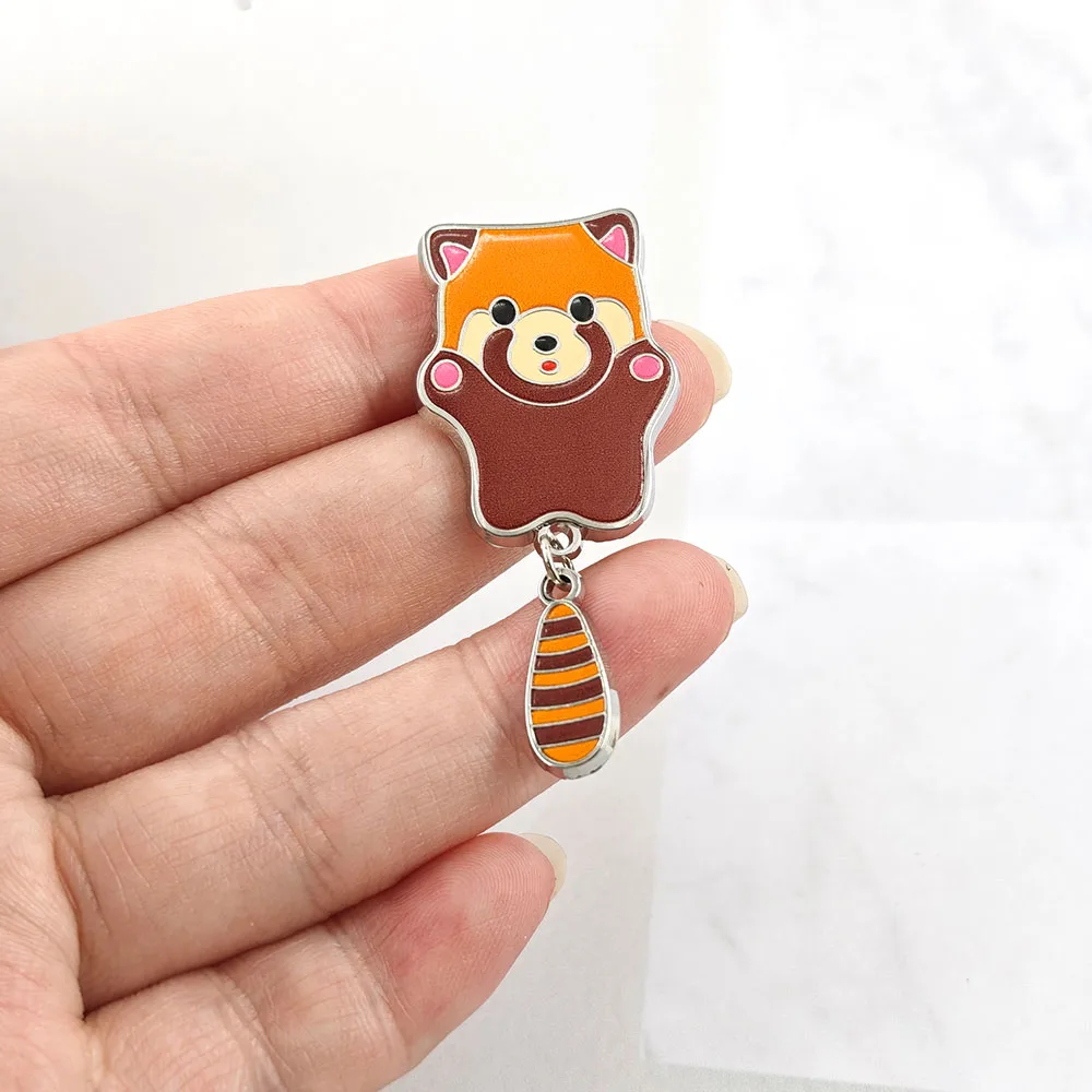 Niedliche Rote Panda-Emaille-Pins mit baumelndem Schwanz, lustige Tier-Broschen, Kawaii-Metall-Abzeichen, Rucksack-Anstecknadel, Schmuckgeschenk – Detail 7