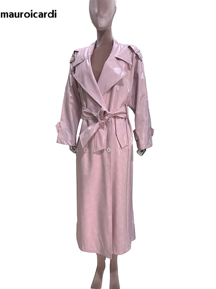 Mauroicardi 가을 여성을위한 엑스트라 롱 반짝 이는 반사 핑크 Pu 가죽 트렌치 코트 더블 브레스트 유럽 패션 오버 코트