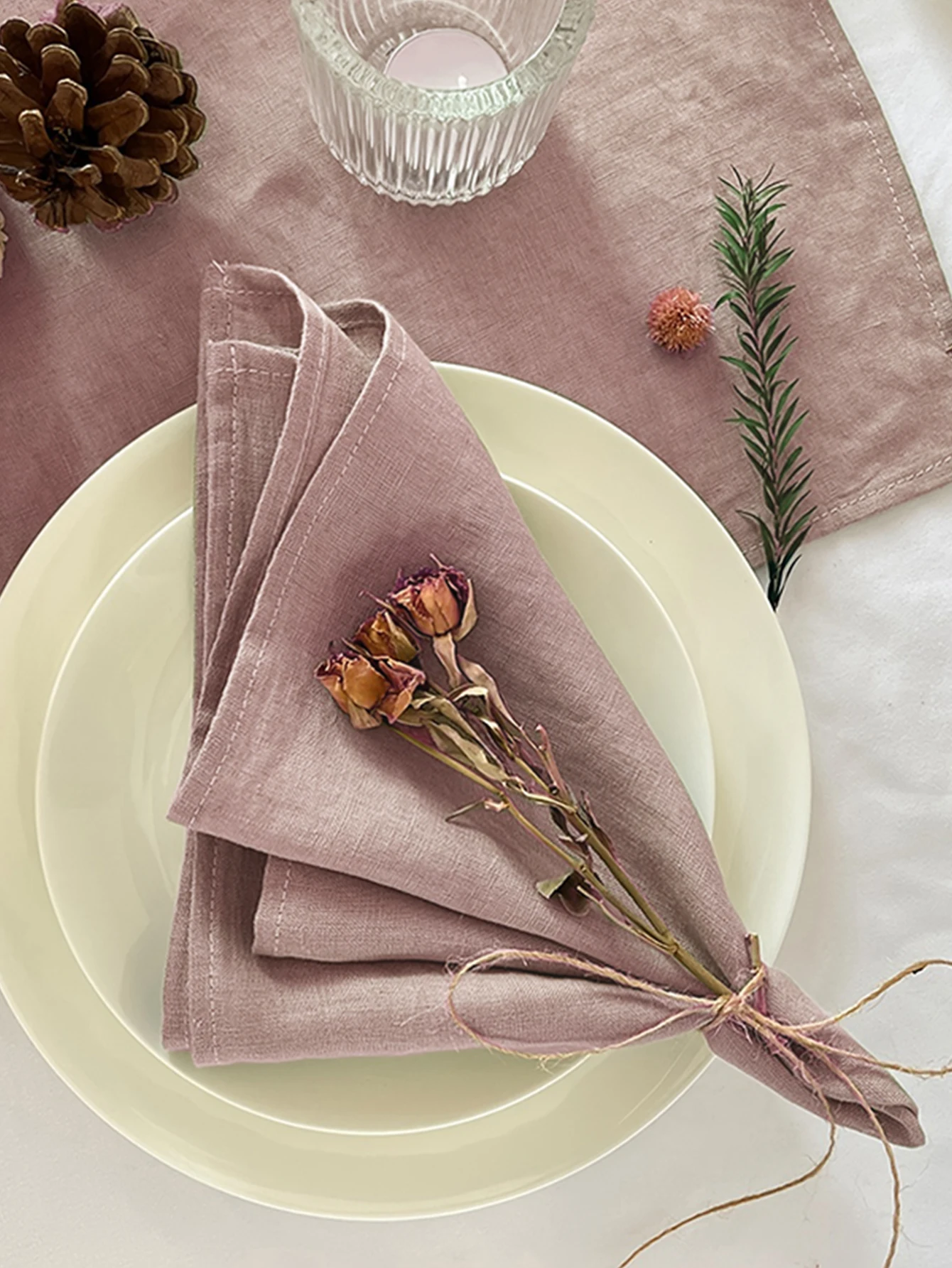Small fresh solid color napkins are suitable for banquets, weddings, celebrations, and restaurant table decorations