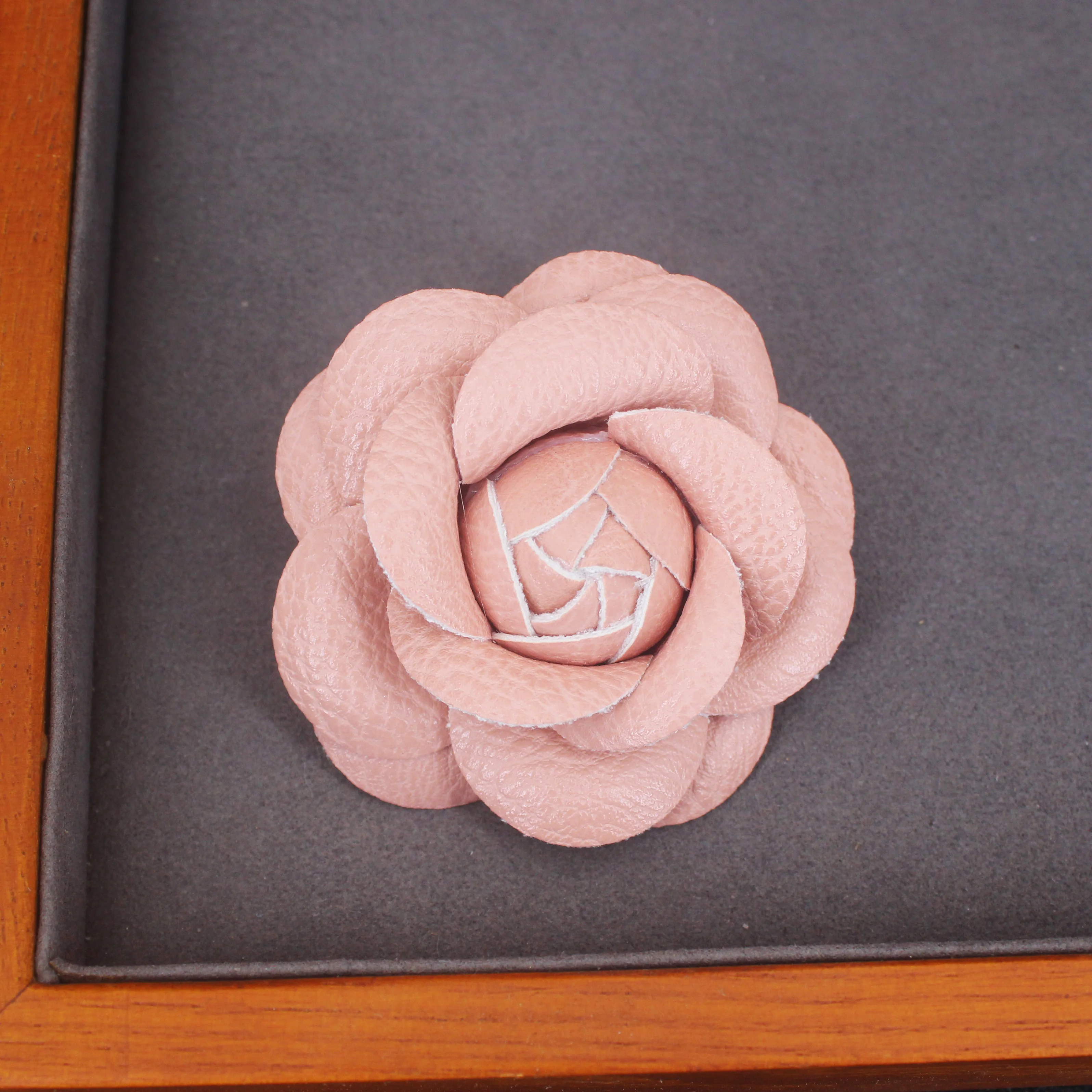 New Black White Fabric Camellia Flower Brooch Collar Pins Wedding Party Corsage Luxury Jewelry Brooches for Women Accessories