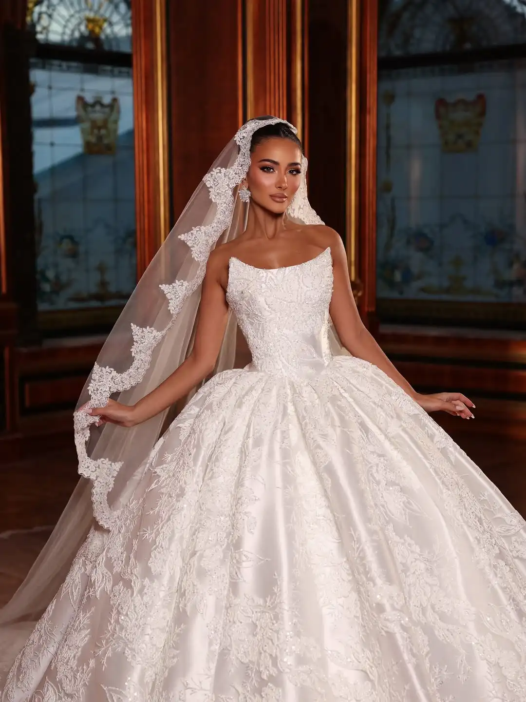 Luxury Strapless Square Neck Wedding Dress Luxury Satin Floral Lace Appliques Ball Gown Cathedral Train Bridal Gown Custom Made