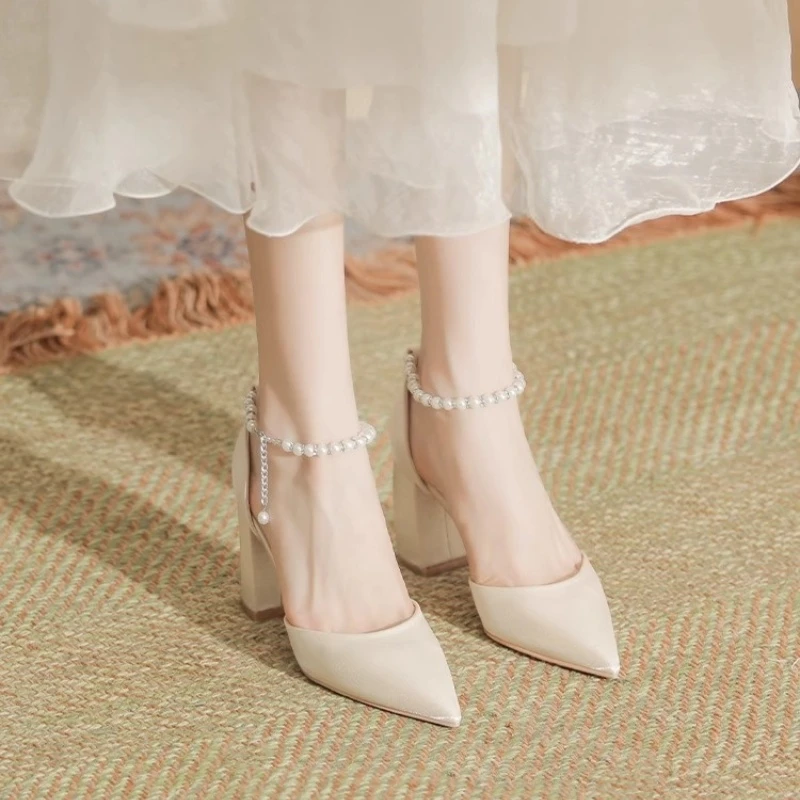 

Thick-Heeled Pointed-Toe Hollow Pearl One-Shoulder Buckle High Heels, Versatile Small-Sized Shallow-Toe Single Shoes