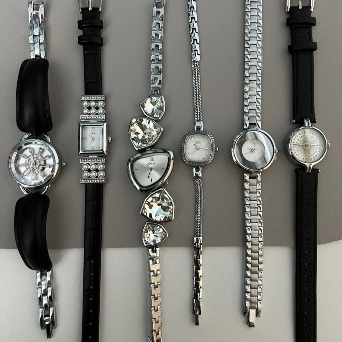 

Женские часы высокого качества, серебристые, черные, креативные шикарные кварцевые часы, кожаный ремешок из нержавеющей стали, женские часы-браслет, подарок