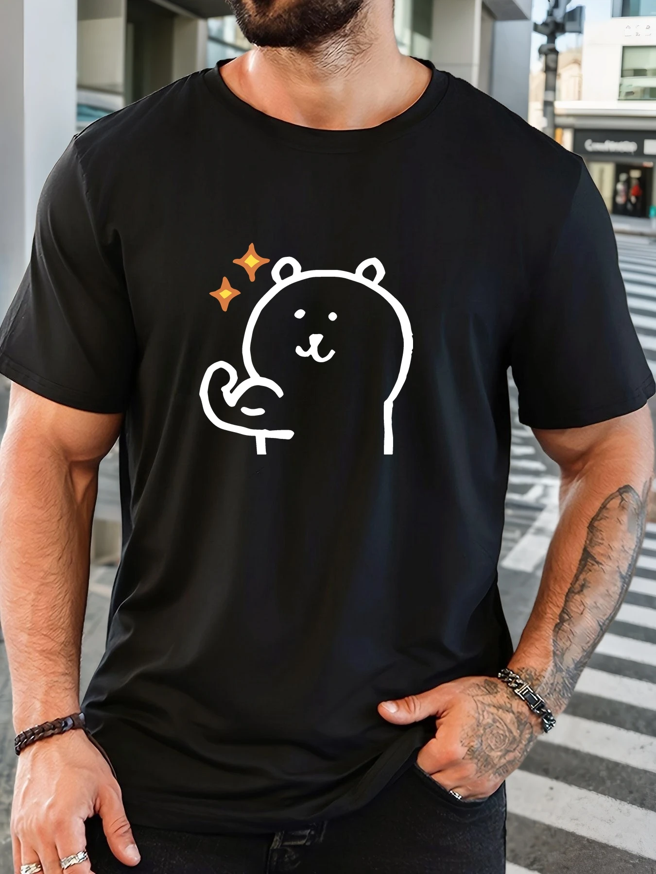Camiseta de algodón para hombre, cuello redondo, verde oscuro, con estampado de oso sonriente y pulgar hacia arriba, diseño de líneas simples y pequeños brillos, ideal para uso diario.