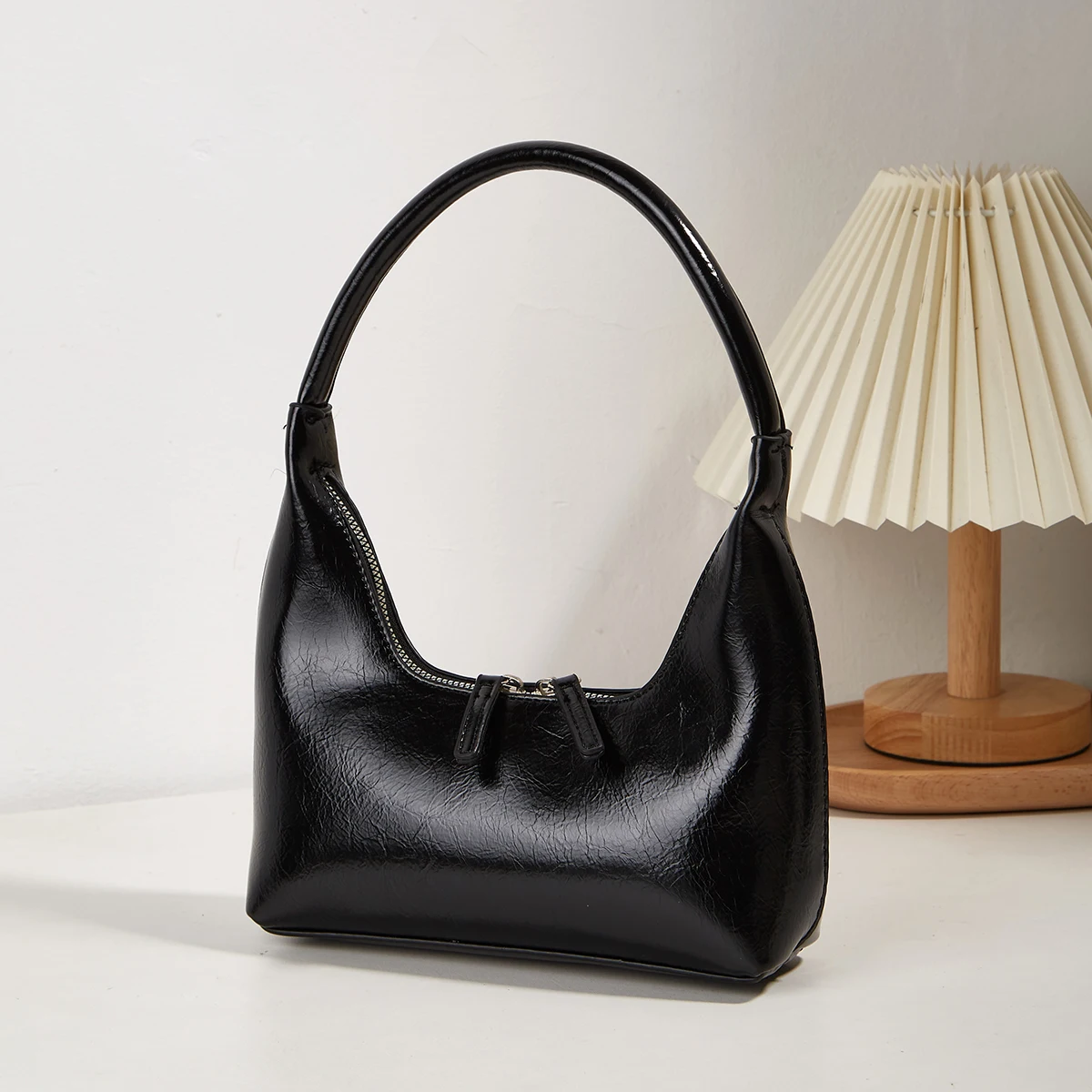 

2025 New Women's Handbag Handbag; Fashion Dumpling Bag; Glossy Armpit Bag; Handbag Small Bag; Daily Travelbag for Women