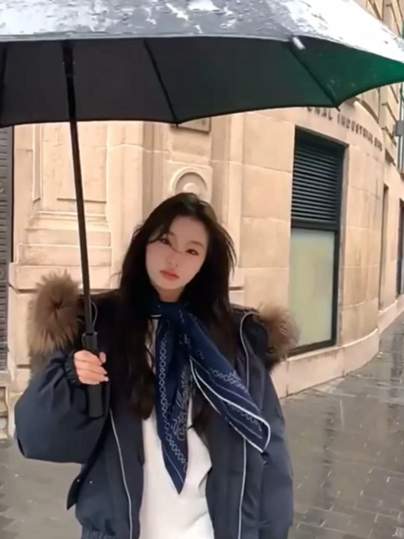 

2025 new men's and women's winter warm fashionable coat raccoon big fur collar zipper hoodie down jacket horn button design