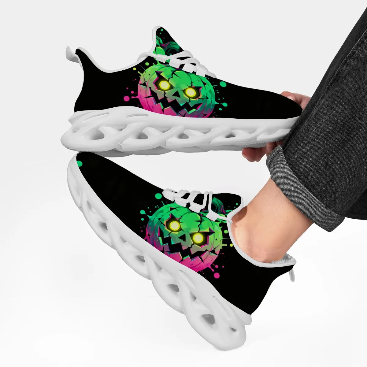 أحذية كاجوال مسطحة للزوجين كبيرة الحجم مع نعال بيضاء برباط للهالوين نمط رعب داكن نعل ناعم أحذية رياضية لجميع المواسم