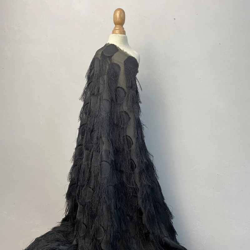 

Черно-белая шифоновая ткань с бахромой из перьев, 3D цветочной вышивкой и прозрачной сеткой для накидок, топов, дизайнерской одежды, модный материал