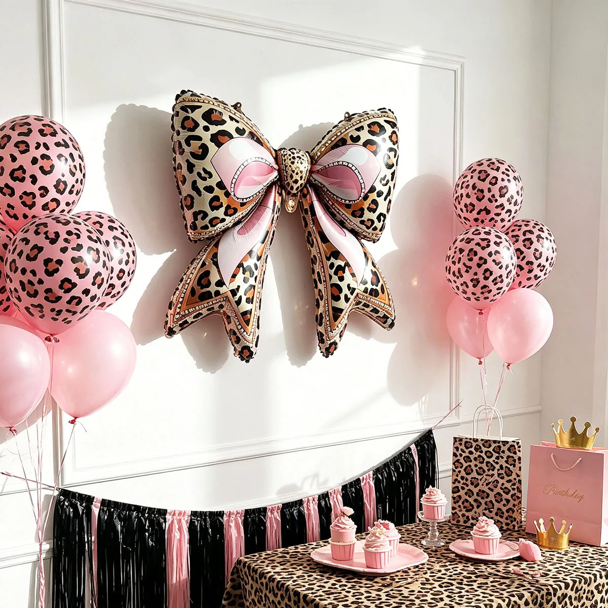 1/2 Stück rosa Folienballon mit Leopardenmuster-Schleife – perfekt für eine Geburtstagsfeier im Leoparden-Design in Schwarz und Pink.