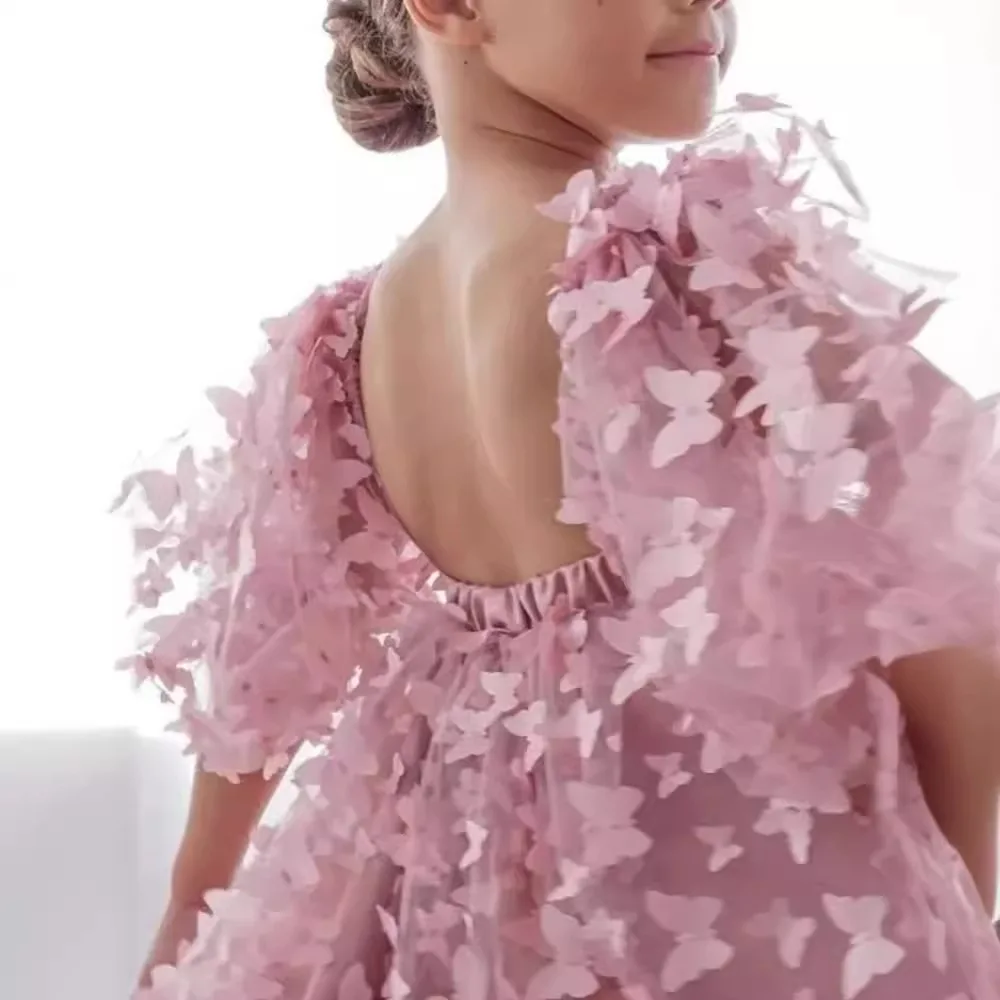 Kinder kleid mit Blasen ärmeln und drei dimensionalem Schmetterlings design, flauschigem Prinzessinnen kleid aus Mesh, rücken freiem Performance-Outfit