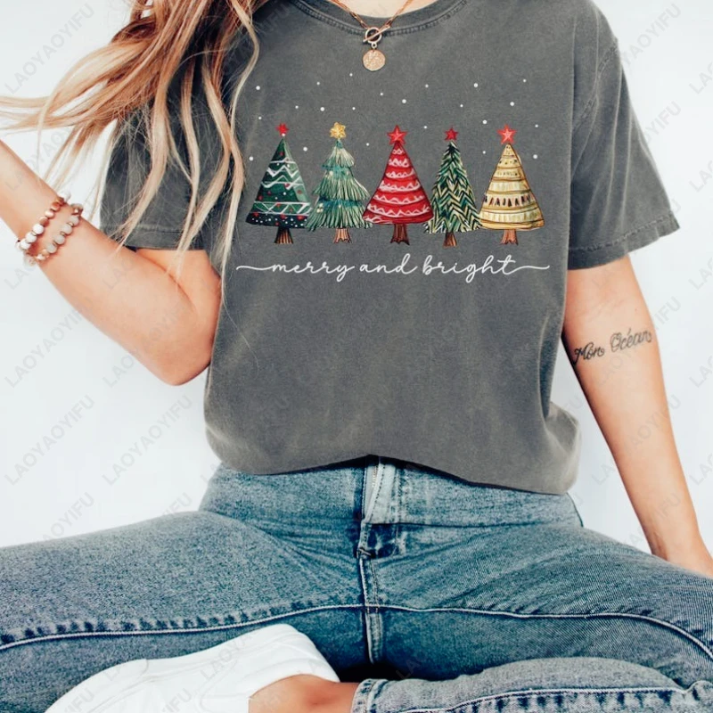 Kaos Natal Merry and Bright Trees Wanita Pria Liburan Tahun Baru Xmas Chic Musim Dingin Kaos Katun Berkualitas Tinggi Lengan Pendek Hadiah