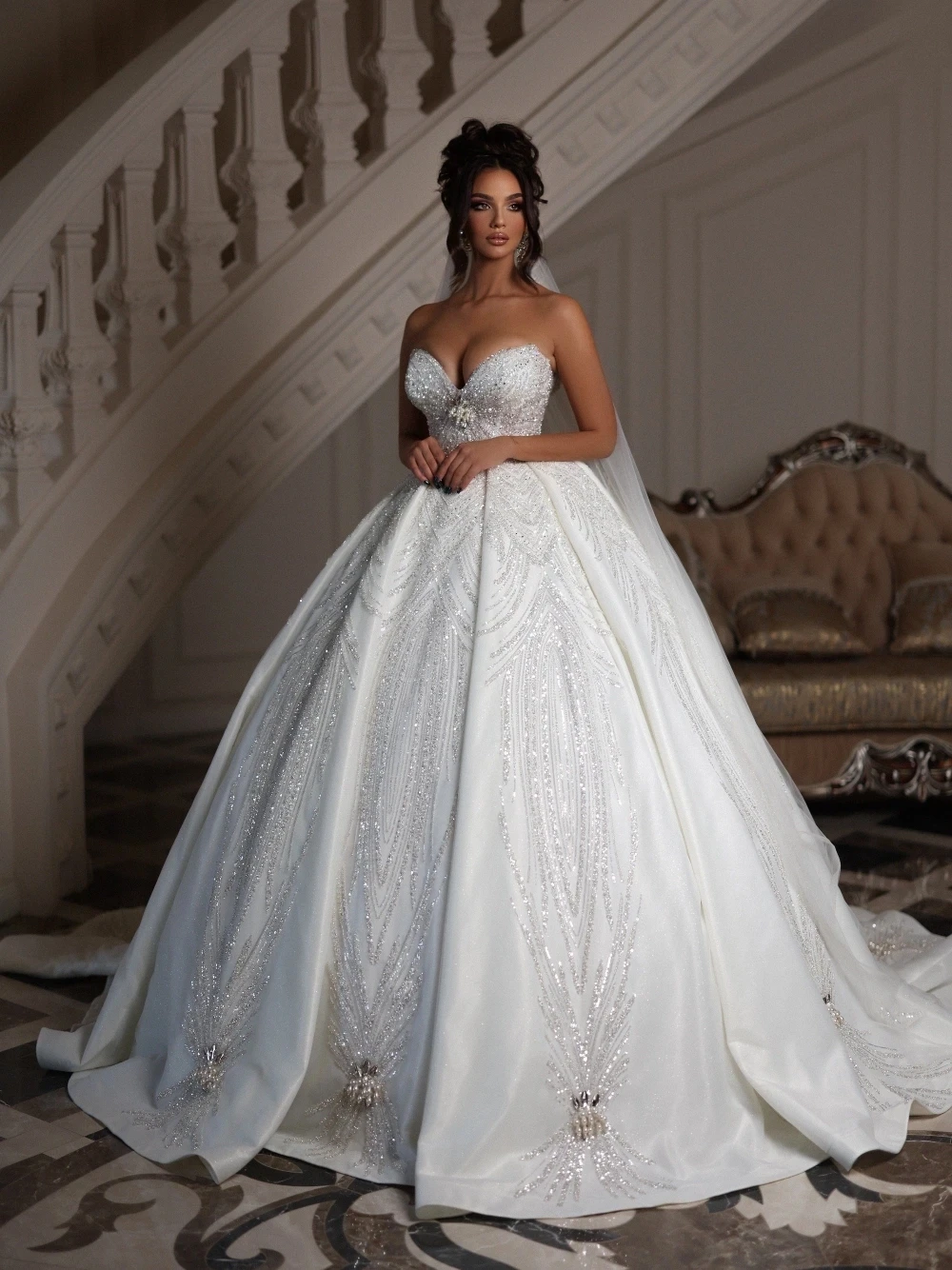 

Graceful Strapless Wedding Dresses Sequined Crystal Beaded Sleeveless Bridal Ball Gowns Custom Made Robes De Mariage