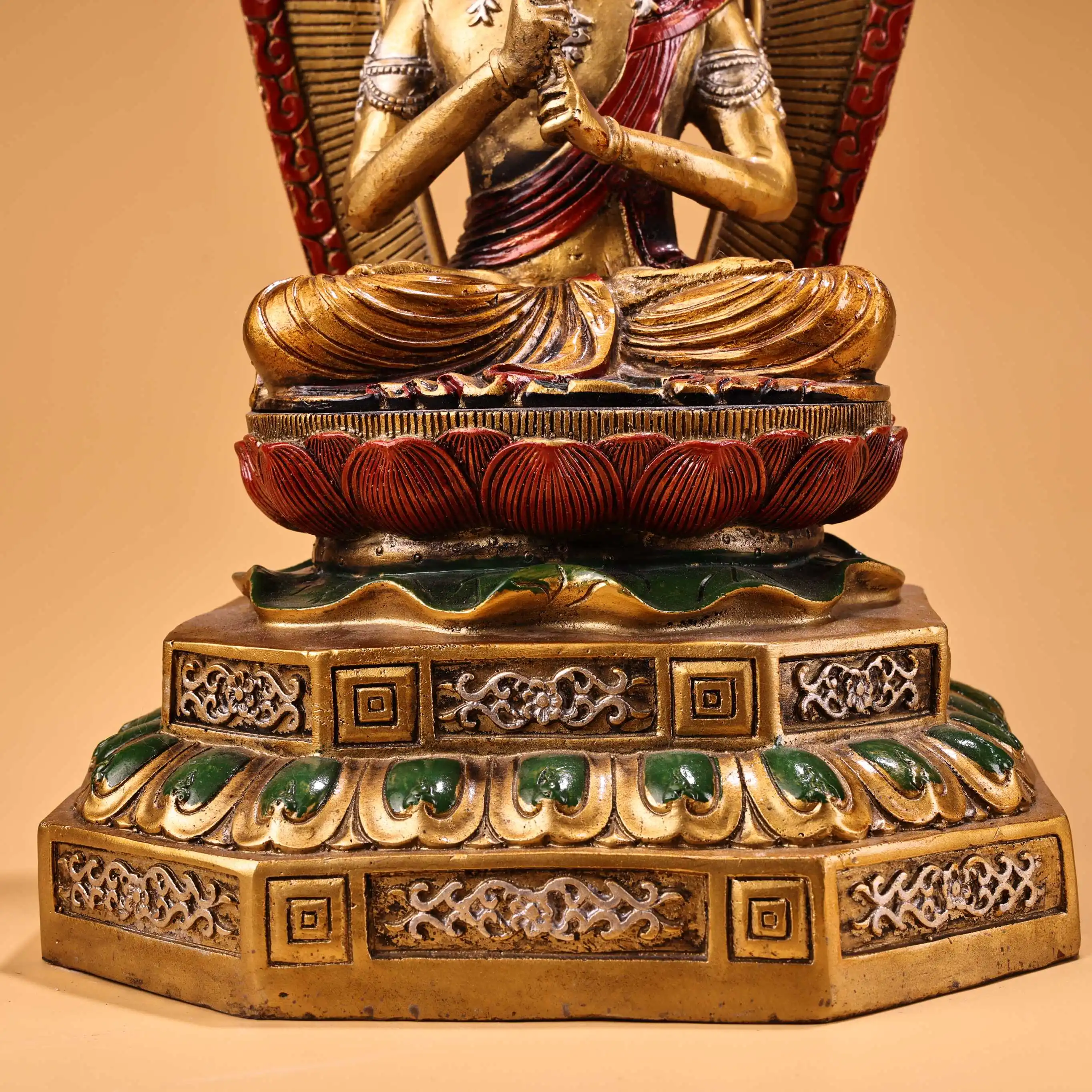 المعابد النيبالية القديمة المطلية بالبرونز عالية الإغاثة بوديساتفا Akashagarbha يجلس بوذا الخلفية بوذا منصة قاعة العبادة