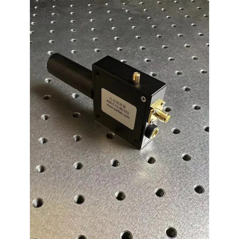 Variable Gain Large Area High Sensitivity Photodetector 320-1700nm Wideband Low Noise Amplifier