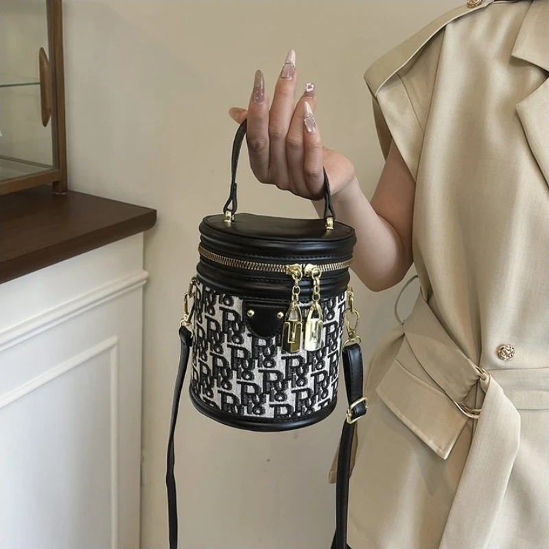 

Ladies Adjustable Shoulder Bag Customizable Fit For Different Body Types And Outfits Versatile Wear Option