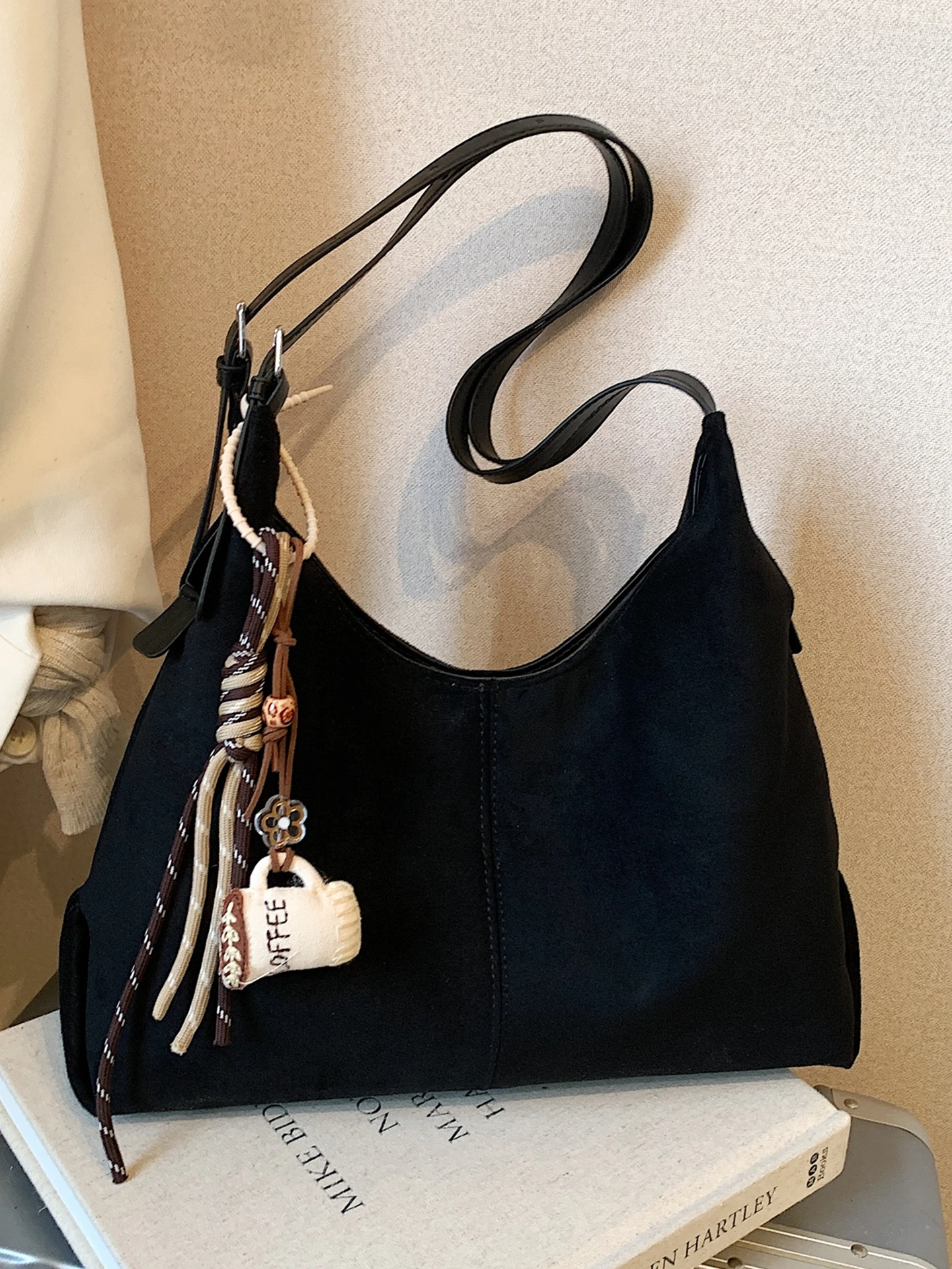 

Большая вместительная бархатная цветная пригородная сумка, женская повседневная универсальная сумка-тоут на одно плечо, новинка 2023 года для работы