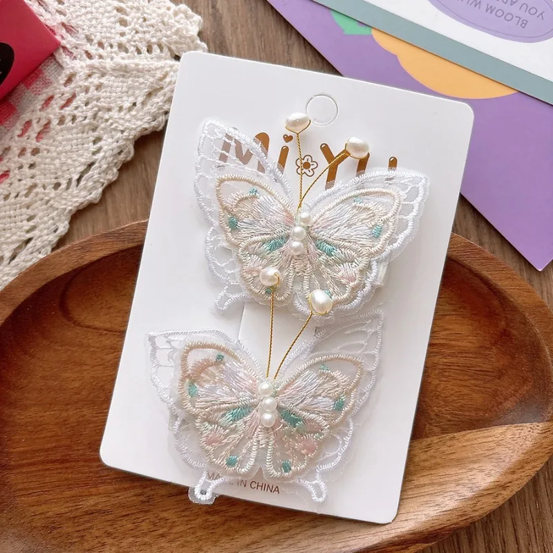 2pcs 소녀 머리핀 진주 나비 자수 어린이 헤어 그립 헤어 클립 바레트 머리 장식 헤어 액세서리 어린이를위한