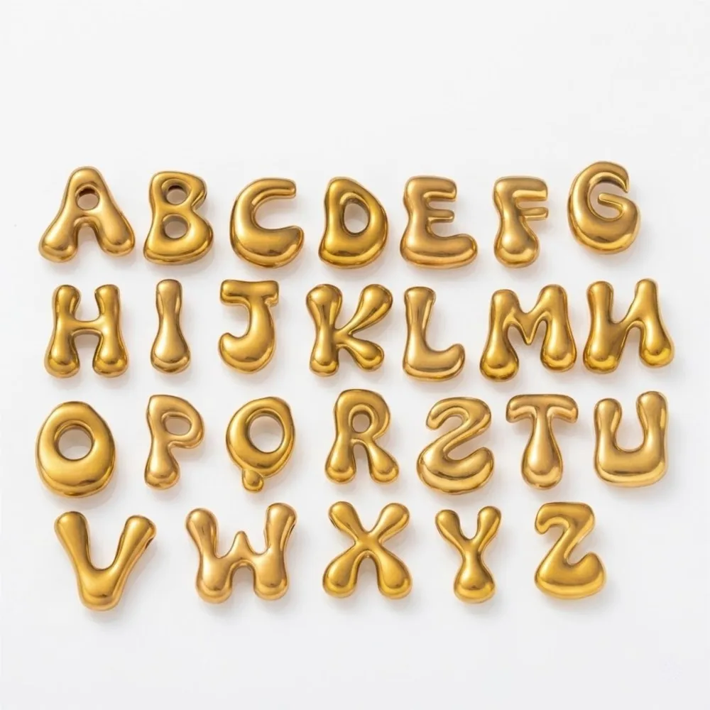 5 piezas de cuentas colgantes irregulares de acero inoxidable chapadas en oro con las 26 letras del alfabeto para la fabricación de collares, pulseras y joyería DIY.