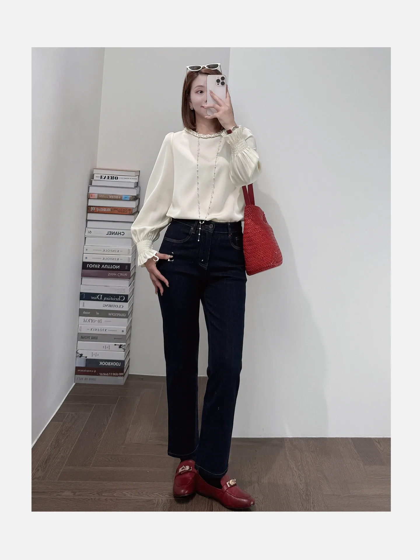 

Удобный топ из ацетатного волокна с глянцевым блеском, премиального качества, свободного кроя, дышащий, приятный для кожи, с длинными рукавами и круглым вырезом.