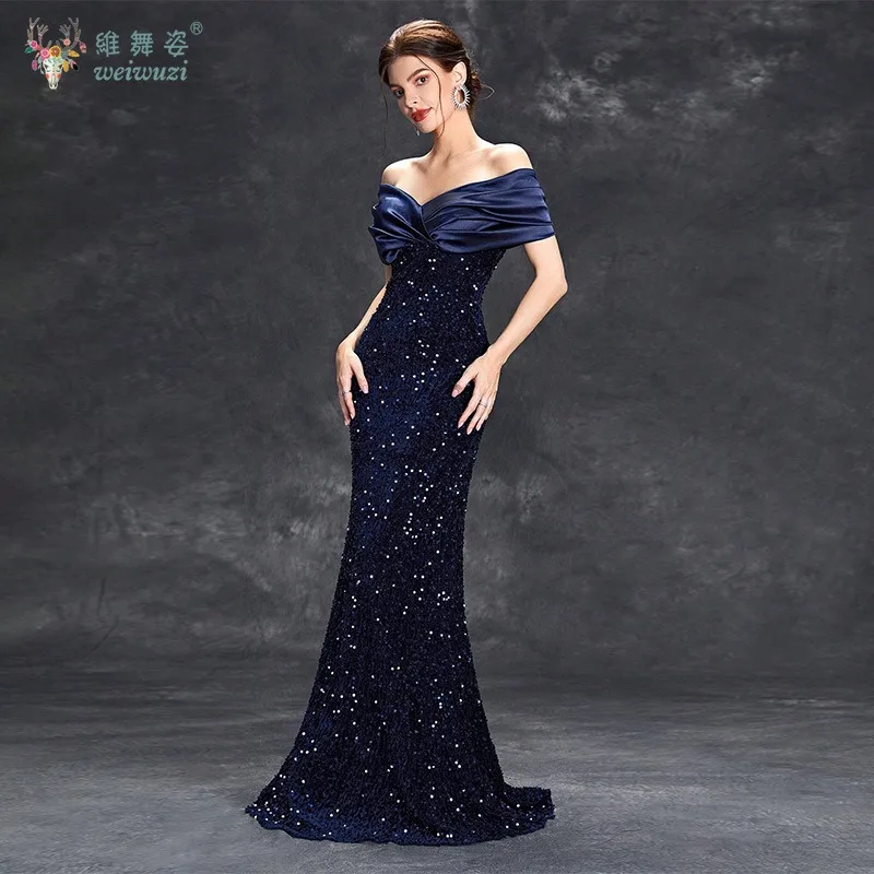 Robes de soirée de cocktail élégantes en satin bleu profond à un col avec paillettes, robes de soirée sirène coupe ajustée et épaules dénudées