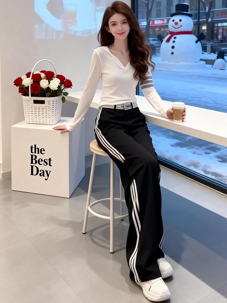 

Повседневный модный комплект в европейском стиле: женский топ с длинным рукавом и V-образным вырезом, черные широкие брюки, спортивный костюм-двойка, весна 2026