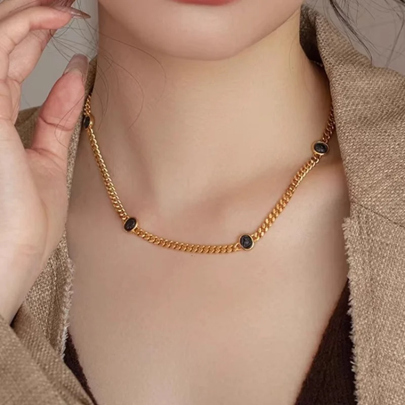 French light luxury antique coin Cuban chain necklace Women's new clavicle chain chain Athena Black coin retro portrait gold