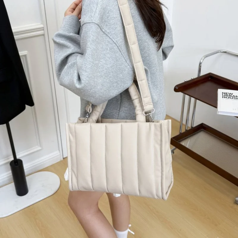 

Best High-End Luxury Messenger Purse Shopper Bag For Commuter Women With Large Capacity And Trendy Design