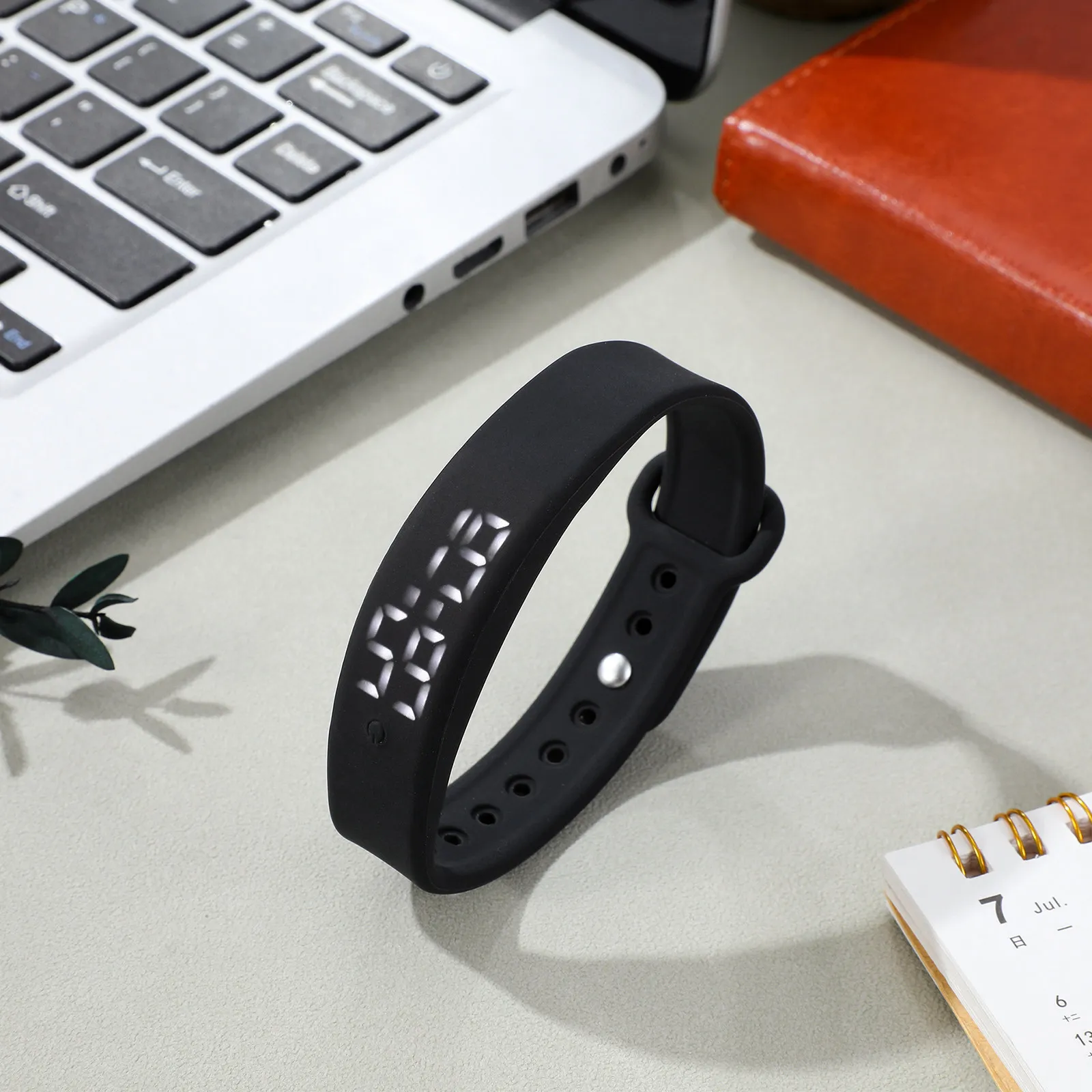 

Smart Bracelet with Thermometer Black Adjustable Band LED Screen 255x16x92mm 50Ma USB 2.0 Silent Vibration Alert Real Time Temp