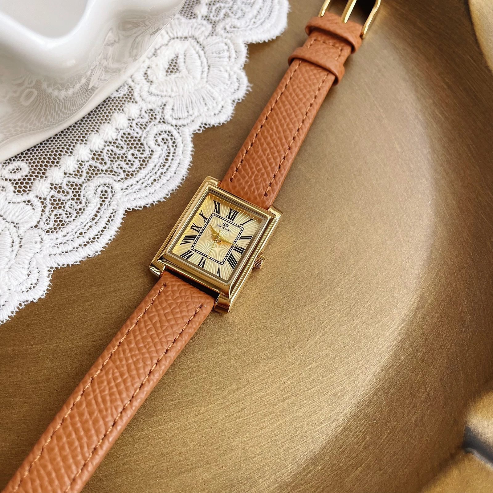 Elegant women's wristwatch, leather strap, simple retro square quartz watch, 2025 new style, student watch, women's accessory.