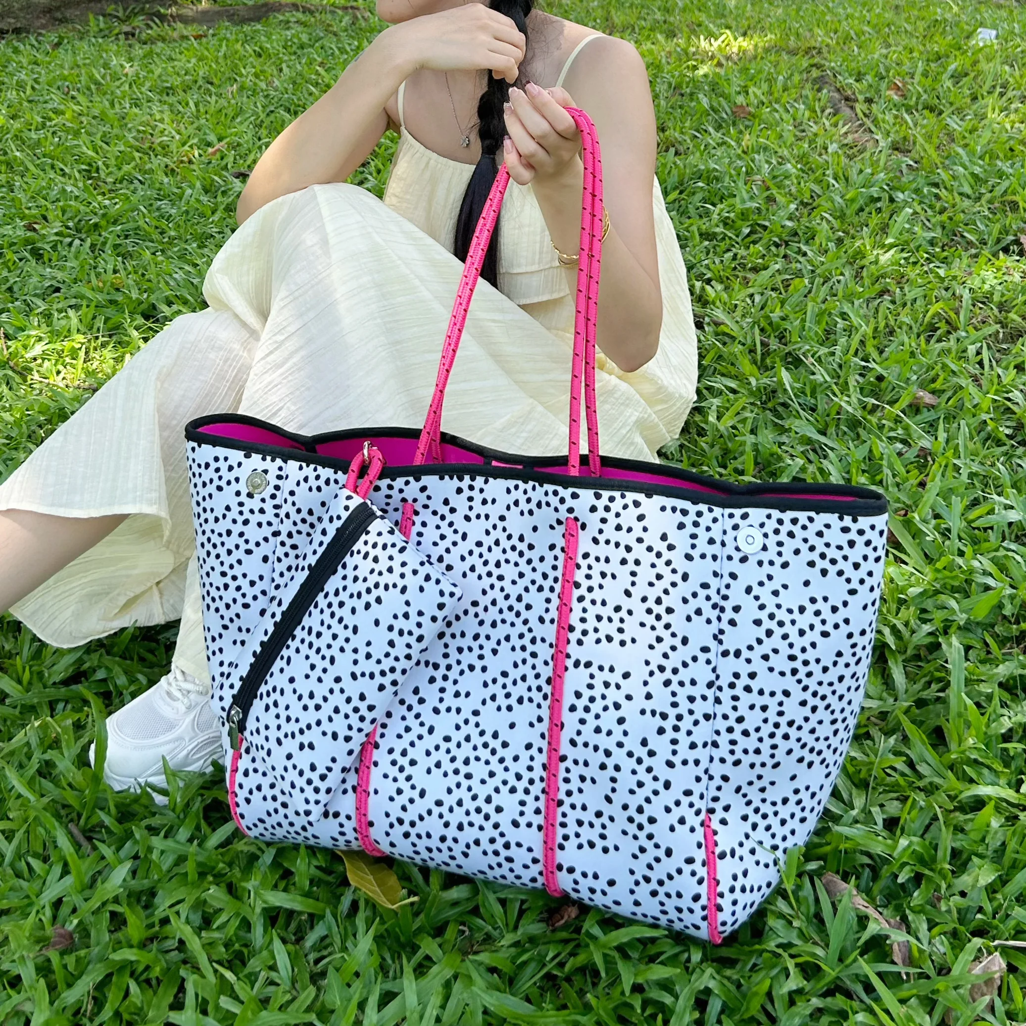

2025 New Hot-selling Tote Bag Women's Large Shopping Handbag Waterproof Beach Travel Picnic Storage Basket Neoprene Beach Bag