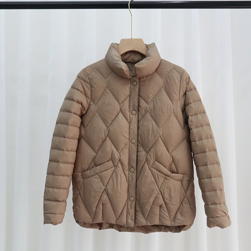 2025 Otoño e Invierno nuevos abrigos ligeros con cuello levantado chaqueta de plumón de pato blanco chaqueta de ropa corta de moda cálida para mujer