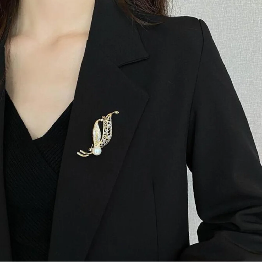 Fashionable leaf pearl colored zircon brooch, anti-exposure brooch for women, metal button to fix clothes, wedding party gift