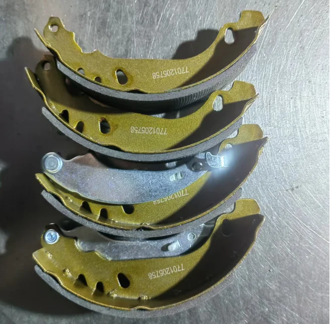 人気販売中！新工場製ブレーキシュー 7701205758 0986487828 ルノー車用