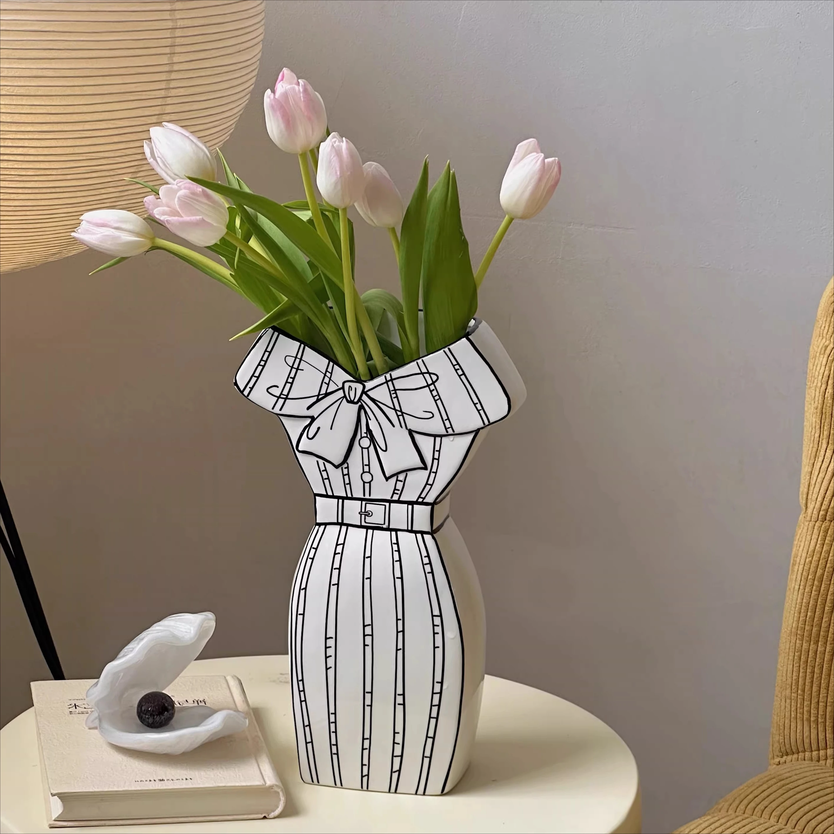 

Керамическая ваза с ручной росписью в мультяшном стиле, цельная, в форме платья, с двухмерным полосатым узором, для цветов, вазон, горшок, террариум