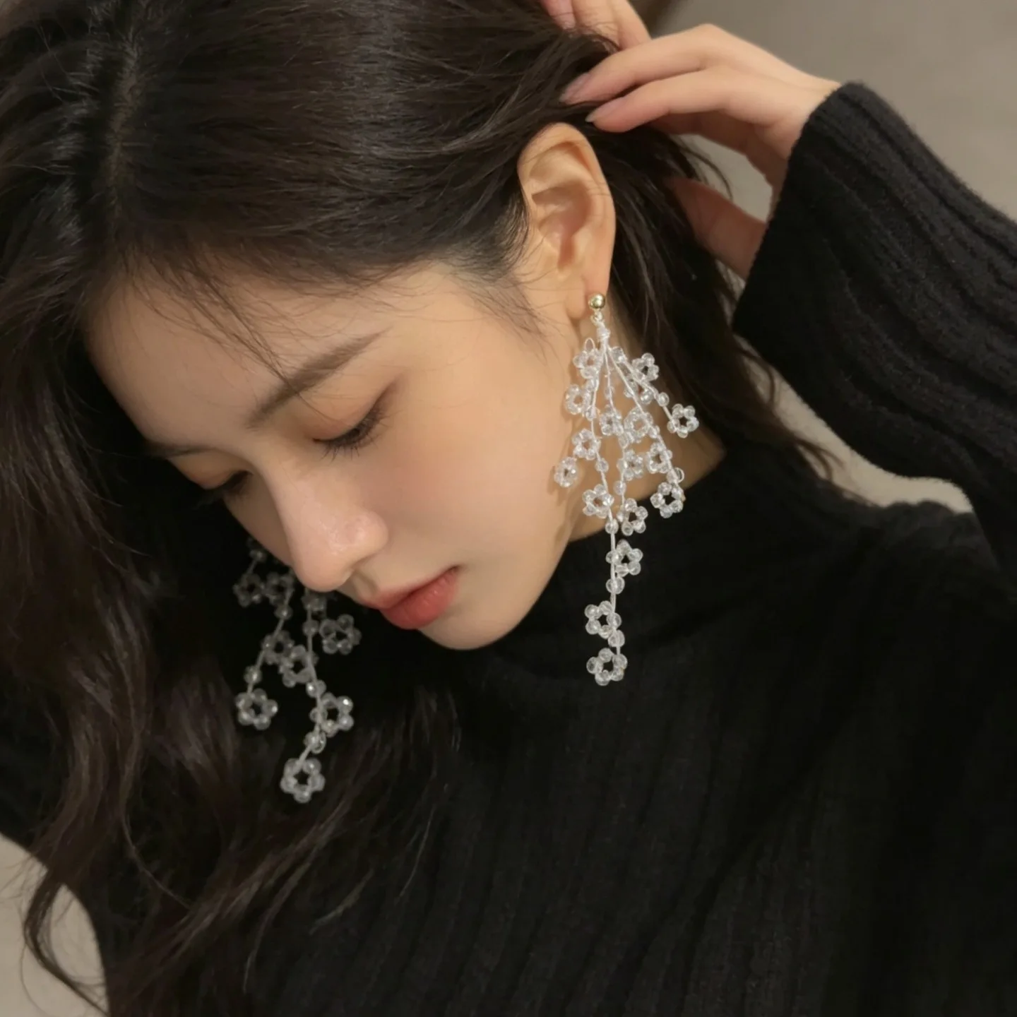 Glazed flower vine blue crystal small flower fringed stud earrings, high-end vacation style transparent beaded flower earrings