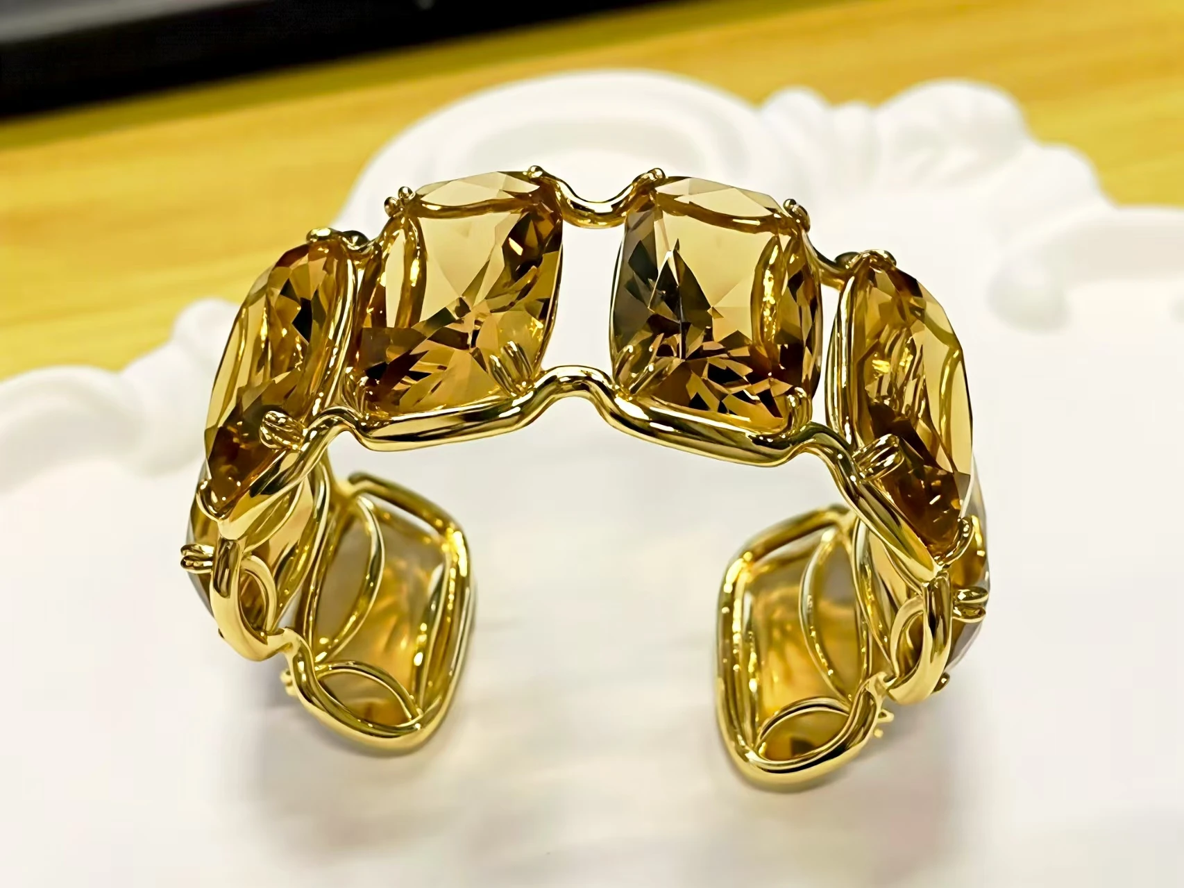 

2025 Autumn Ladies' Classic Oversized Gold Mobile Phone Wide New Style Bracelet