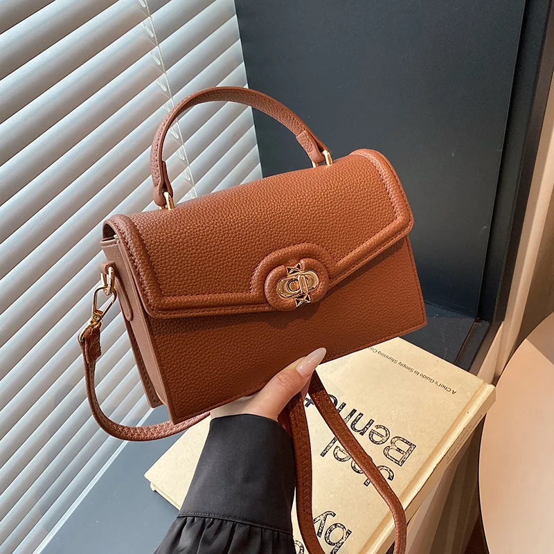 

Сумочка 2025, новая модная европейская и американская ретро-сумка-мессенджер, универсальная маленькая квадратная сумка на плечо