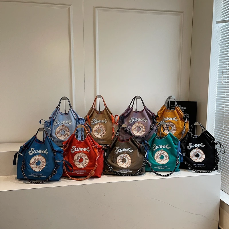 2025 Borse a tracolla e a tracolla con ciambella ricamate squisite di vendita calda primaverile Borse tote portatili solide di grande capacità per le donne