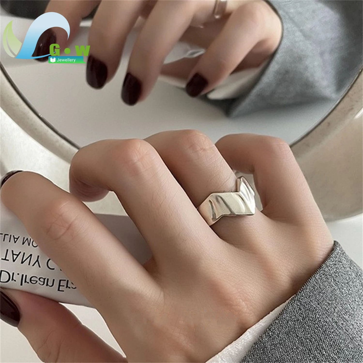 

925 Silver Plated Square Block Retro Geometric Vee Cut Open Pointer Finger Ring Hiphop Unique Chic Beautiful Adornment for Lady
