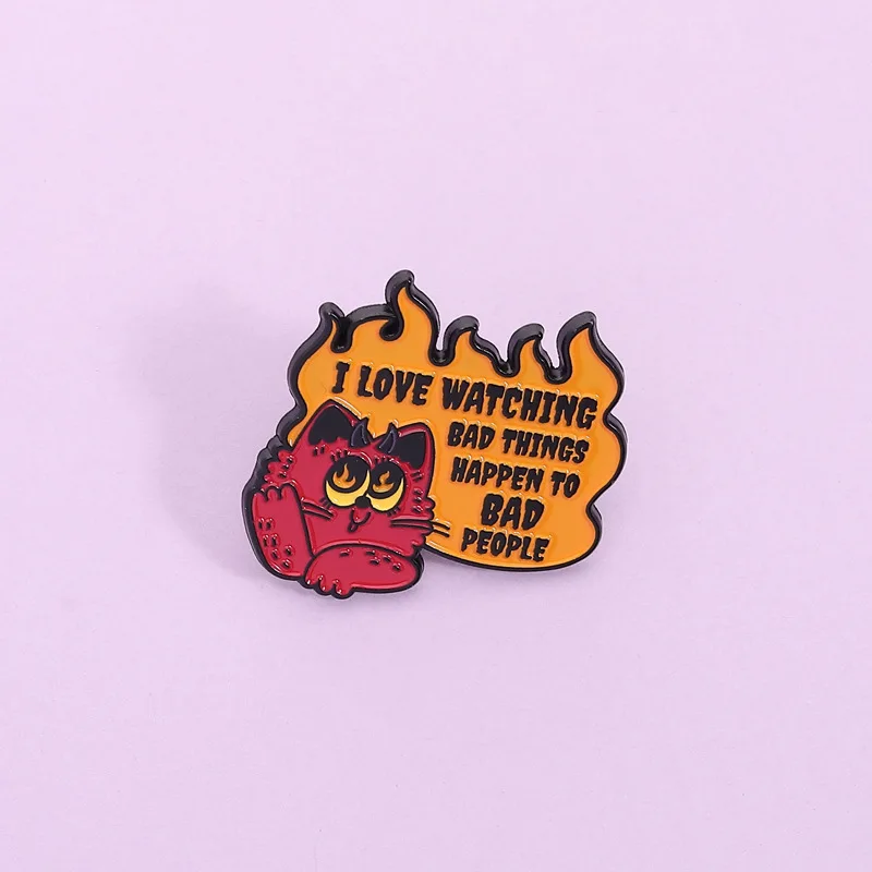 "J'aime regarder des mauvaises choses se passer à des mauvaises personnes" Épinglette en émail Chat du diable, Broche flamme sarcaste, Épinglette de revers
