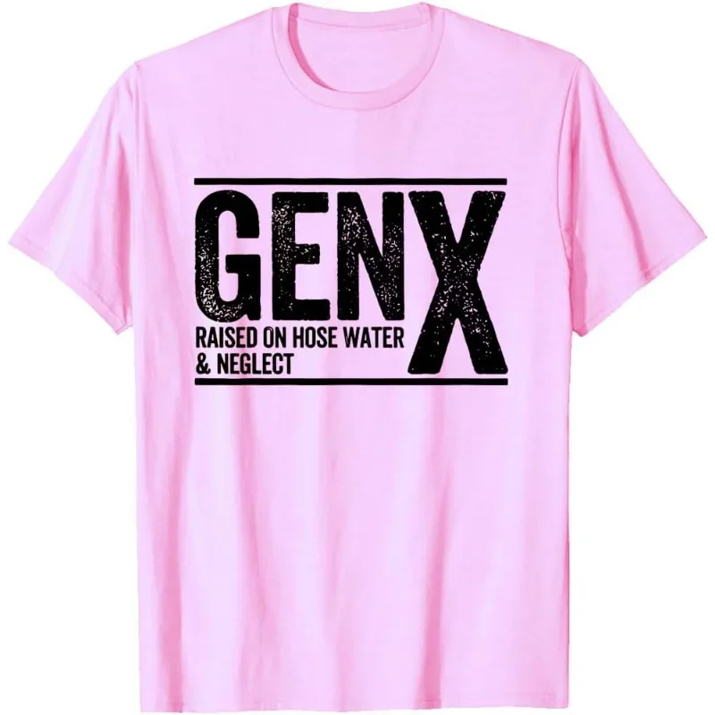 ホースの水と負のTシャツに乗った男性と女性のgen x