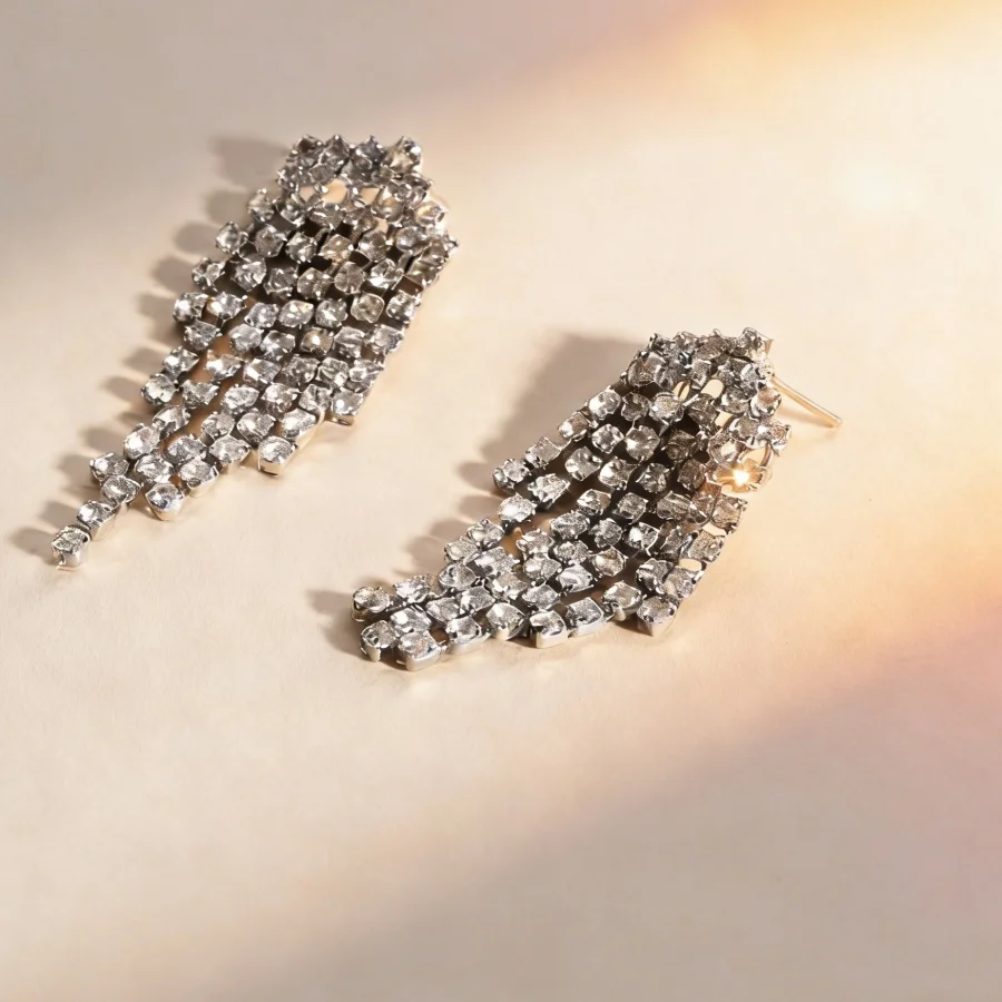 

1pcs Sparkling Diamond-Encrusted Tassel Earrings | Elegant Dangle Jewelry