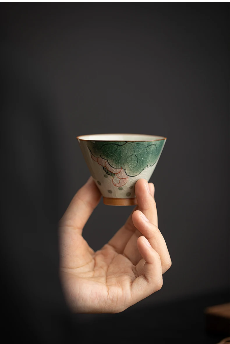 

Meet hand-painted lotus teacups, Kung Fu tea sets, tea cups, single cups of ceramic hats, small cups of tea.