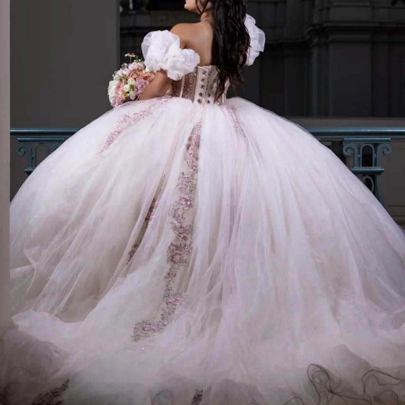 Maßgeschneiderte einfache helle Quinceanera-Kleider, schulterfrei, Kristall-Pailletten-Applikation, langer Schwanz, Vestido 15, Quinceanera